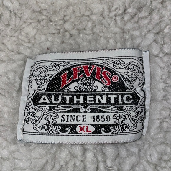 LEVI’S VINTAGE Denim Jacket with Sherpa interior - Picture 2 of 4